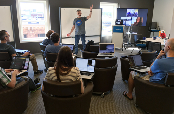 Alan-leads-team-session
